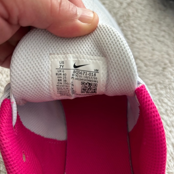 Nike running shoes size 7 girl's size and women's 8.5 - Picture 5 of 6